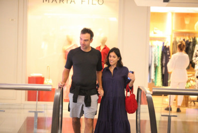 Após fim do 'BBB 23', Tadeu Schmidt curte férias na companhia da mulher