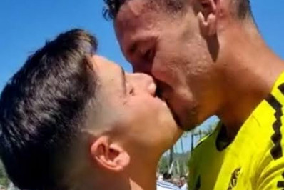 Goleiro beija o namorado durante comemoração e se assume gay publicamente