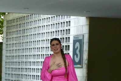 Bruna Griphao e Glória Groove recebem fãs na portaria dos Estúdios Globo