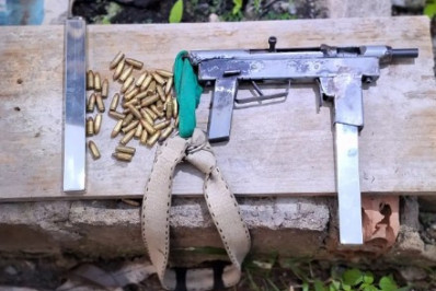 Polícia apreende submetralhadora artesanal em acampamento do tráfico em Iguaba Grande