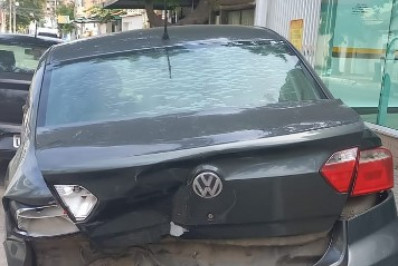 Carro fica destruído após ser atingido por outro veículo no centro de Cabo Frio; autor fugiu