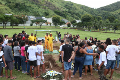 'O Rio de Janeiro é uma cidade que está tentando o tempo todo te matar', diz primo em enterro de jovem que caiu do BRT