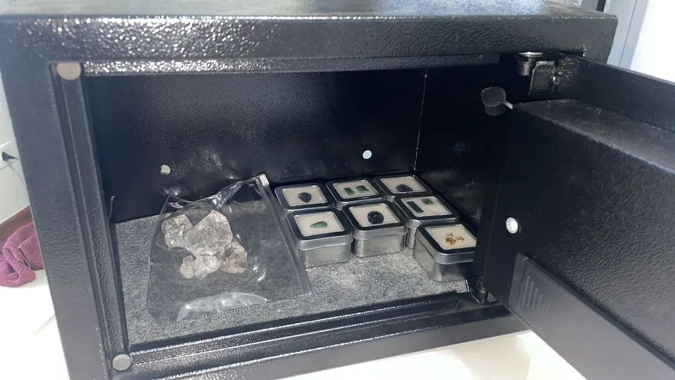 Pedras e joias apreendidas em opera&ccedil;&atilde;o da PF contra com&eacute;rcio ilegal 