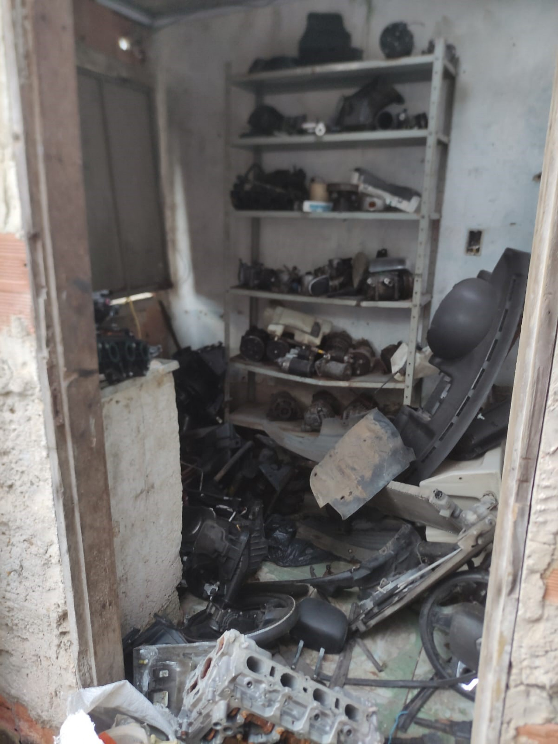 Pe&ccedil;as de ve&iacute;culos encontradas em Santa Teresa - Twitter / Pmerj