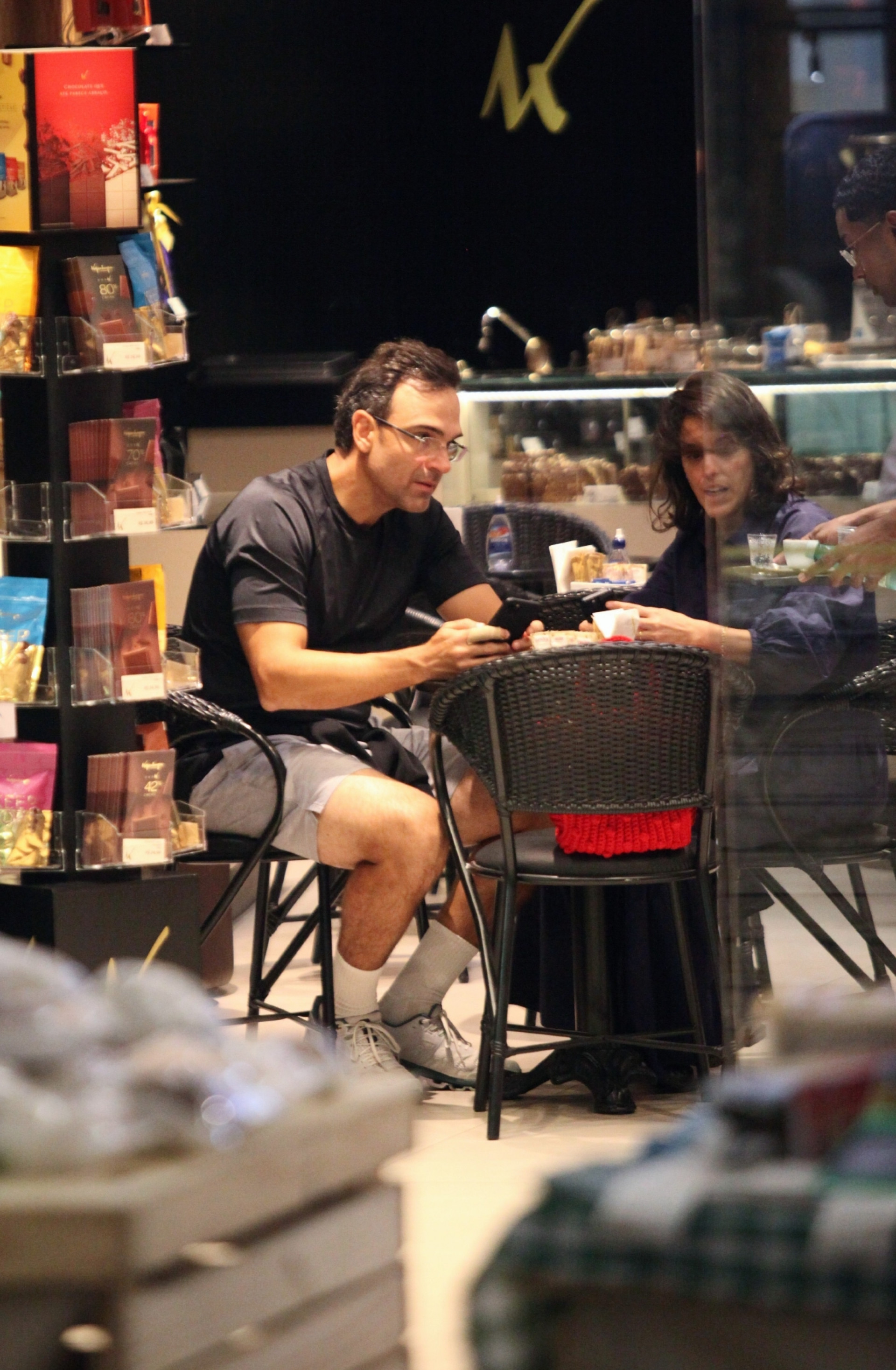 Tadeu Schmidt curtiu tarde no shopping com a mulher, Ana Cristina