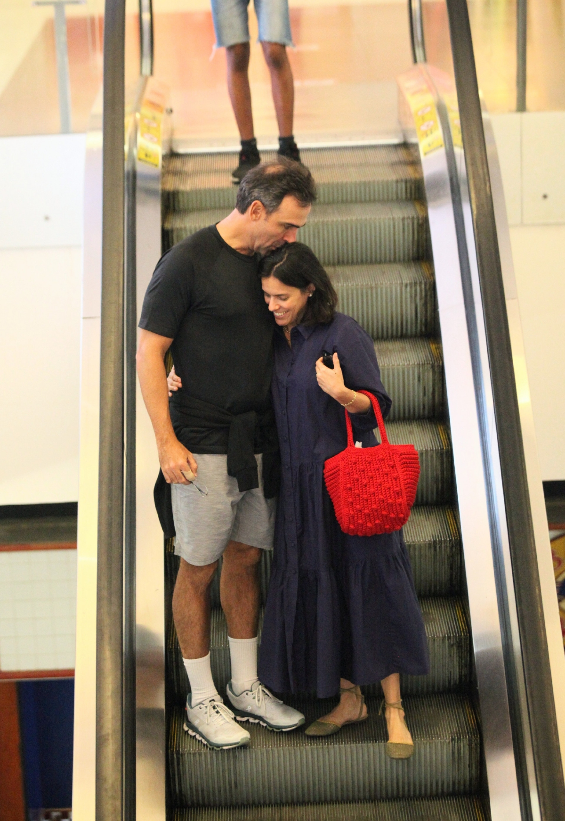 Tadeu Schmidt curtiu tarde no shopping com a mulher, Ana Cristina