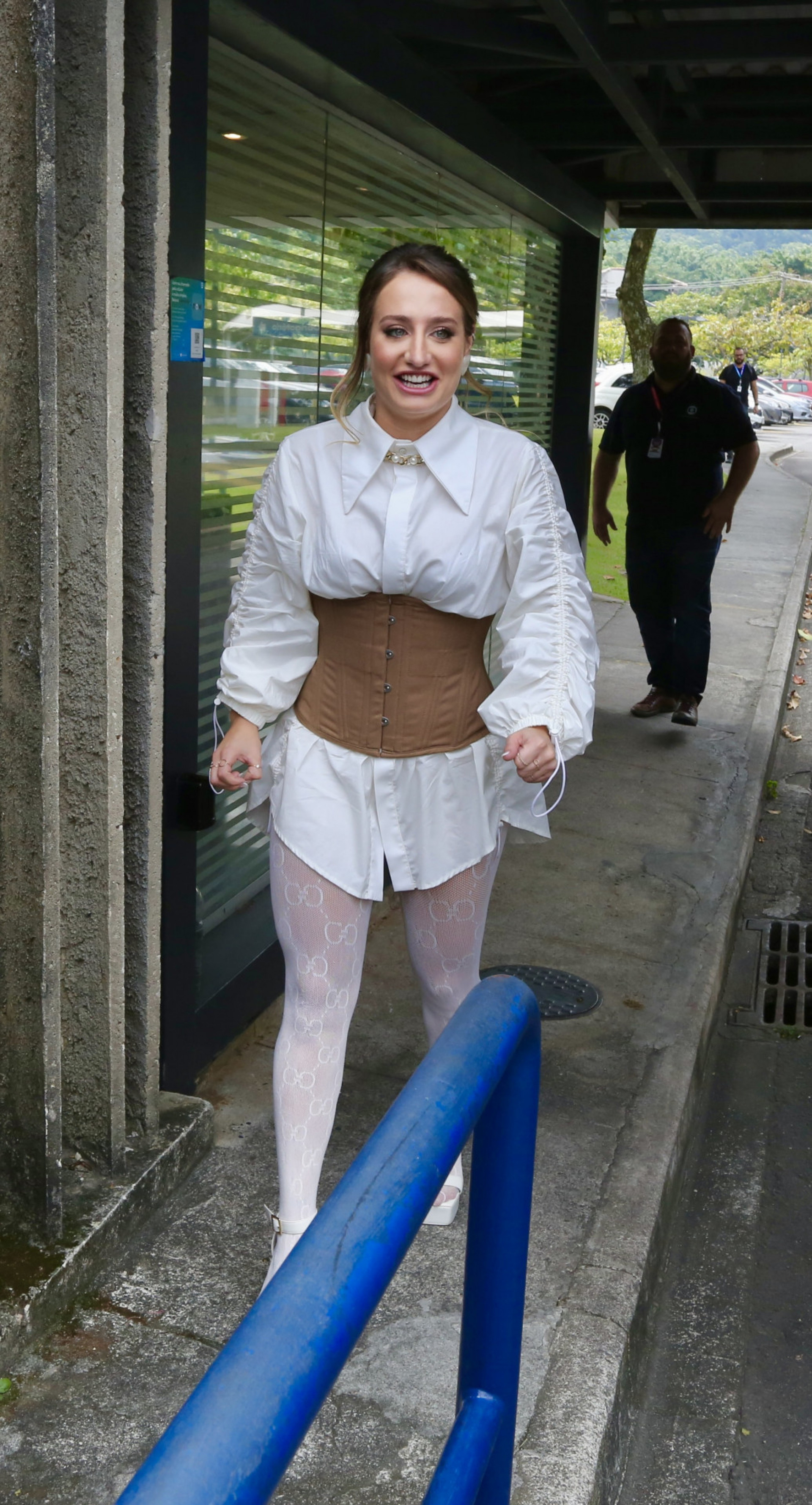 Bruna Griphao exibe look para gravações nos Estúdios Globo - Fabrício Pioyani/ AgNews