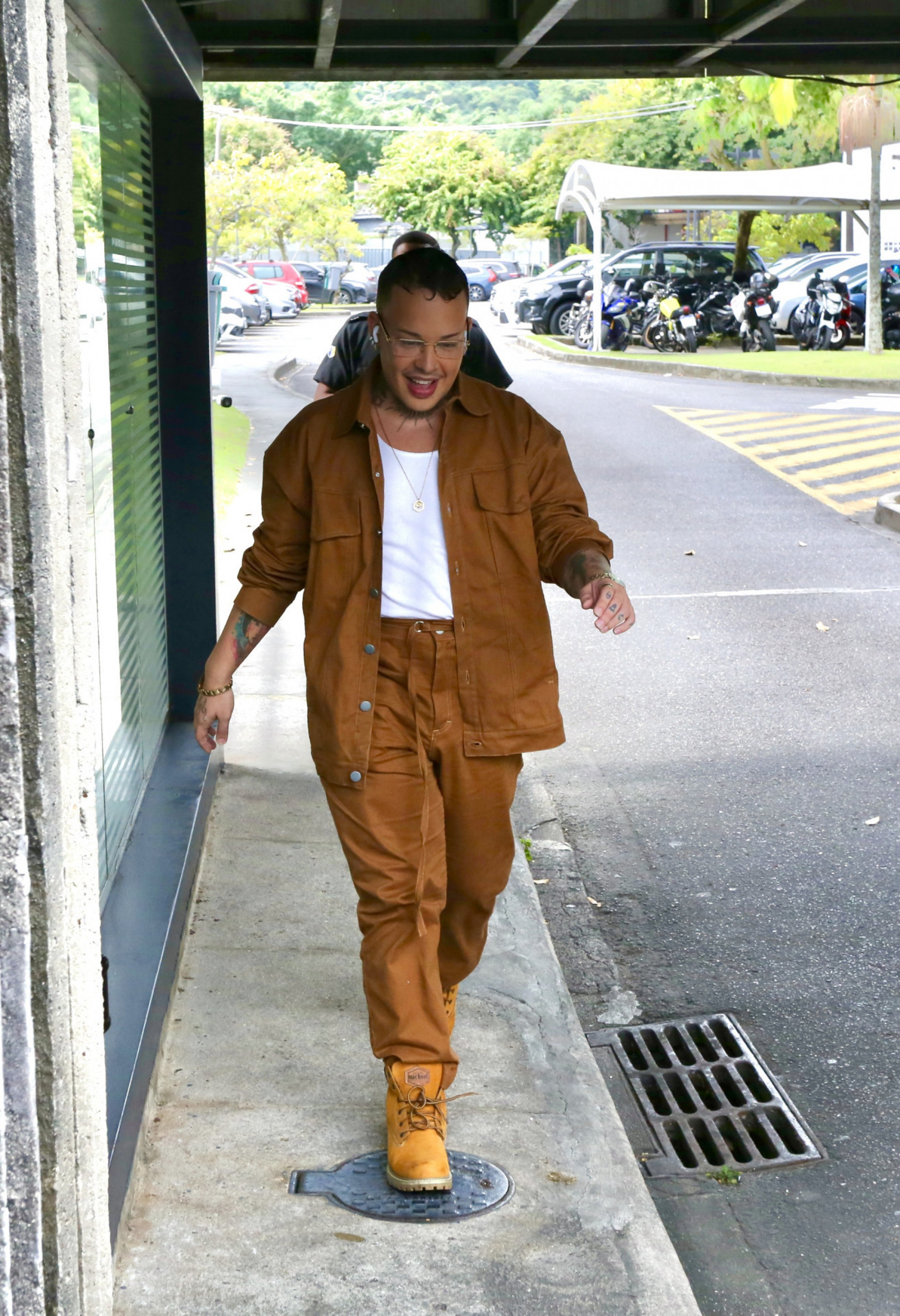 Glória Groove foi clicada na portaria dos Estúdios Globo - Fabrício Pioyani/ AgNews