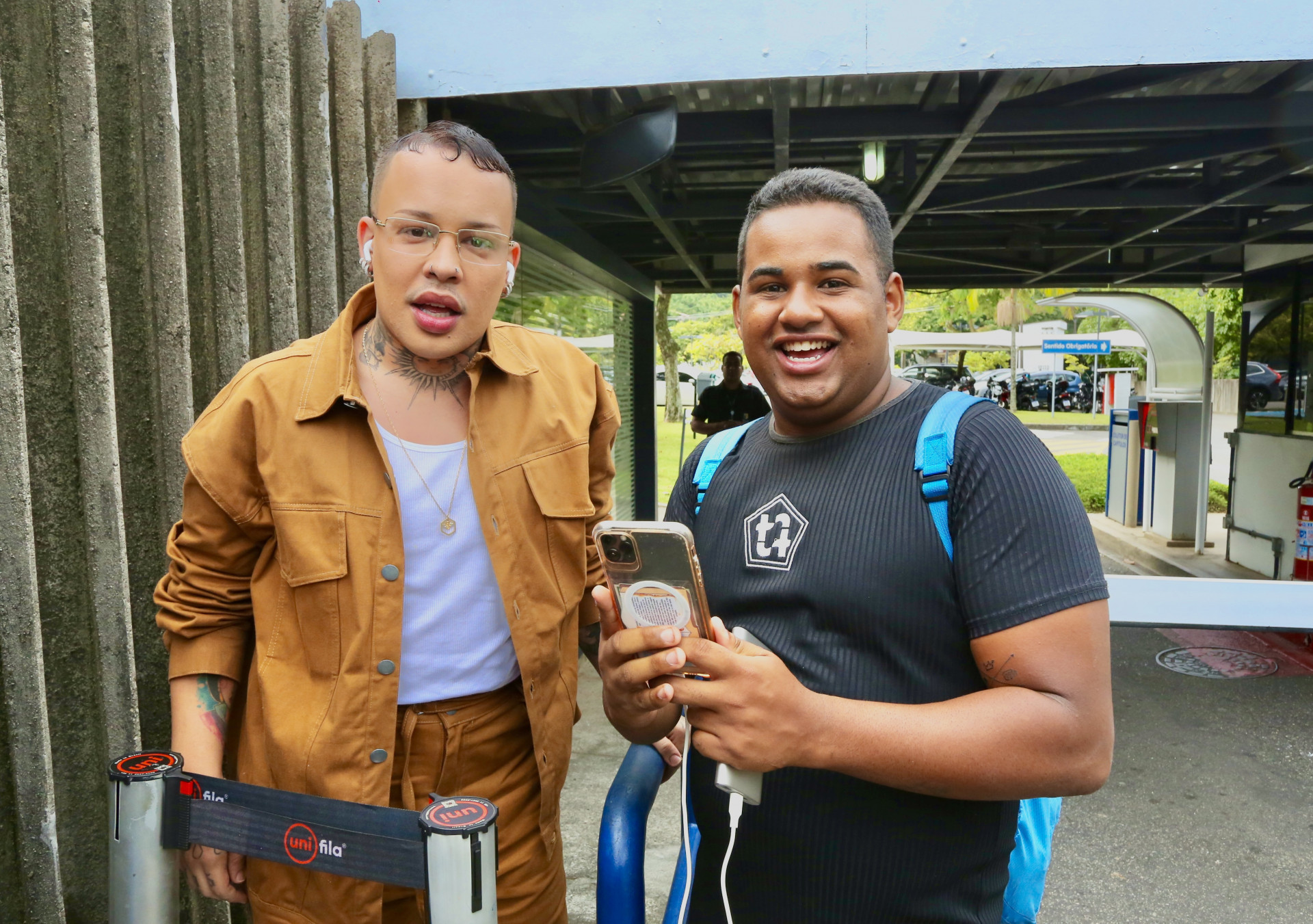 Glória Groove também posou com fãs na portaria dos Estúdios Globo - Fabrício Pioyani/ AgNews