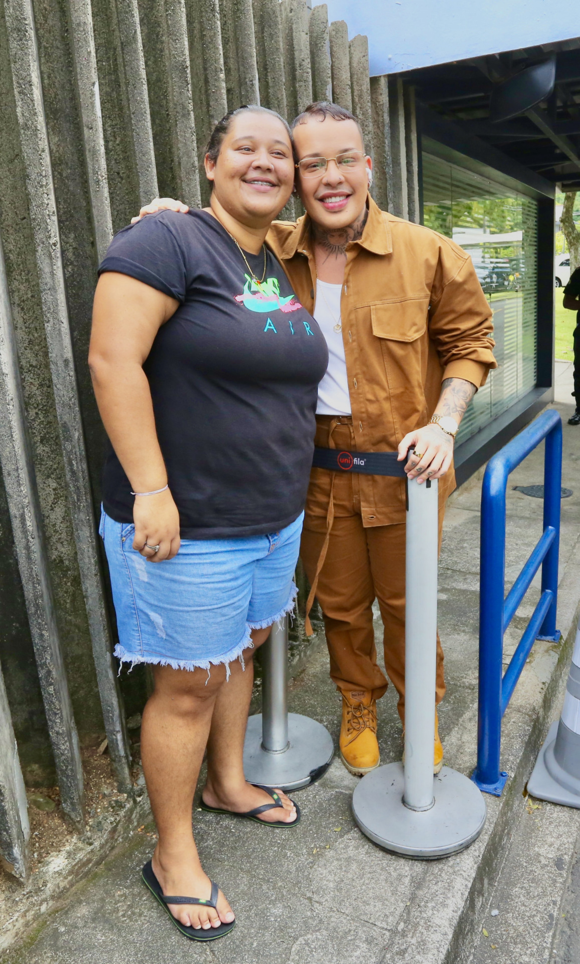 Glória Groove também posou com fãs na portaria dos Estúdios Globo - Fabrício Pioyani/ AgNews