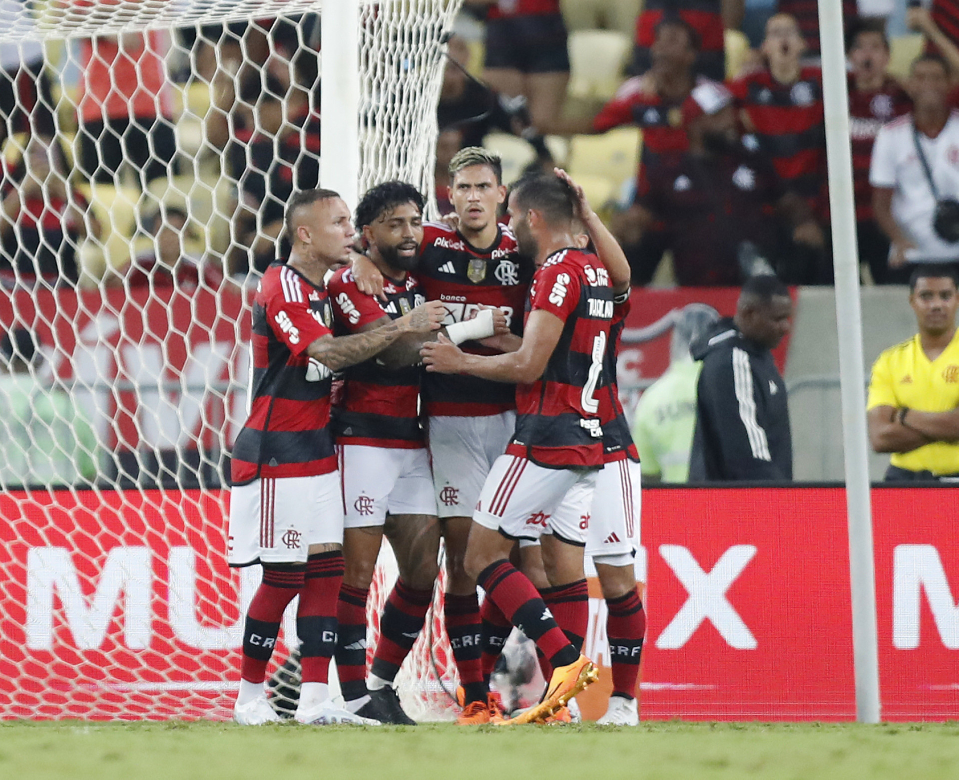 Jogadores do Flamengo comemoram gol na partida sobre o Maringá - MARCELO DE JESUS/MDJPHOTOS
