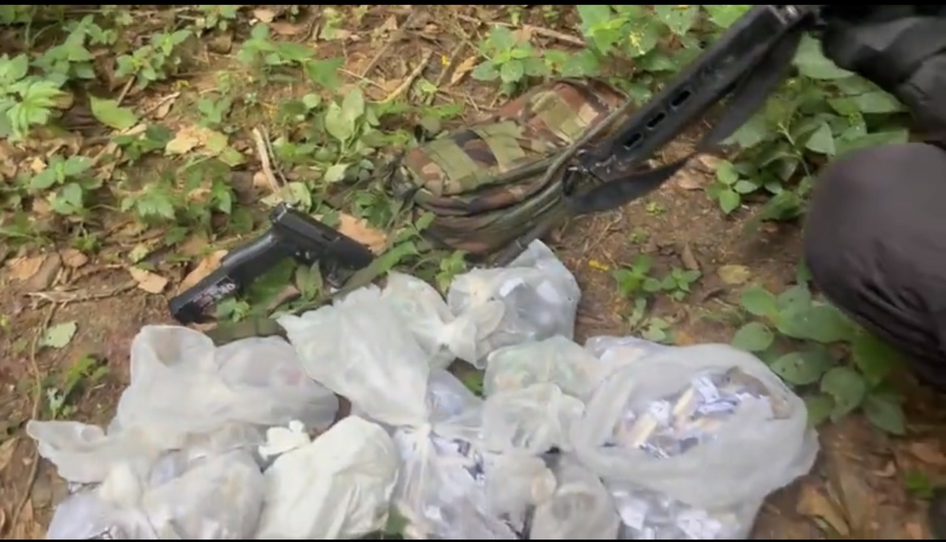 Na comunidade São Simão, na Região Metropolitana, os policiais apreenderam uma pistola e grande quantidade de entorpecentes  - Divulgação / PMERJ