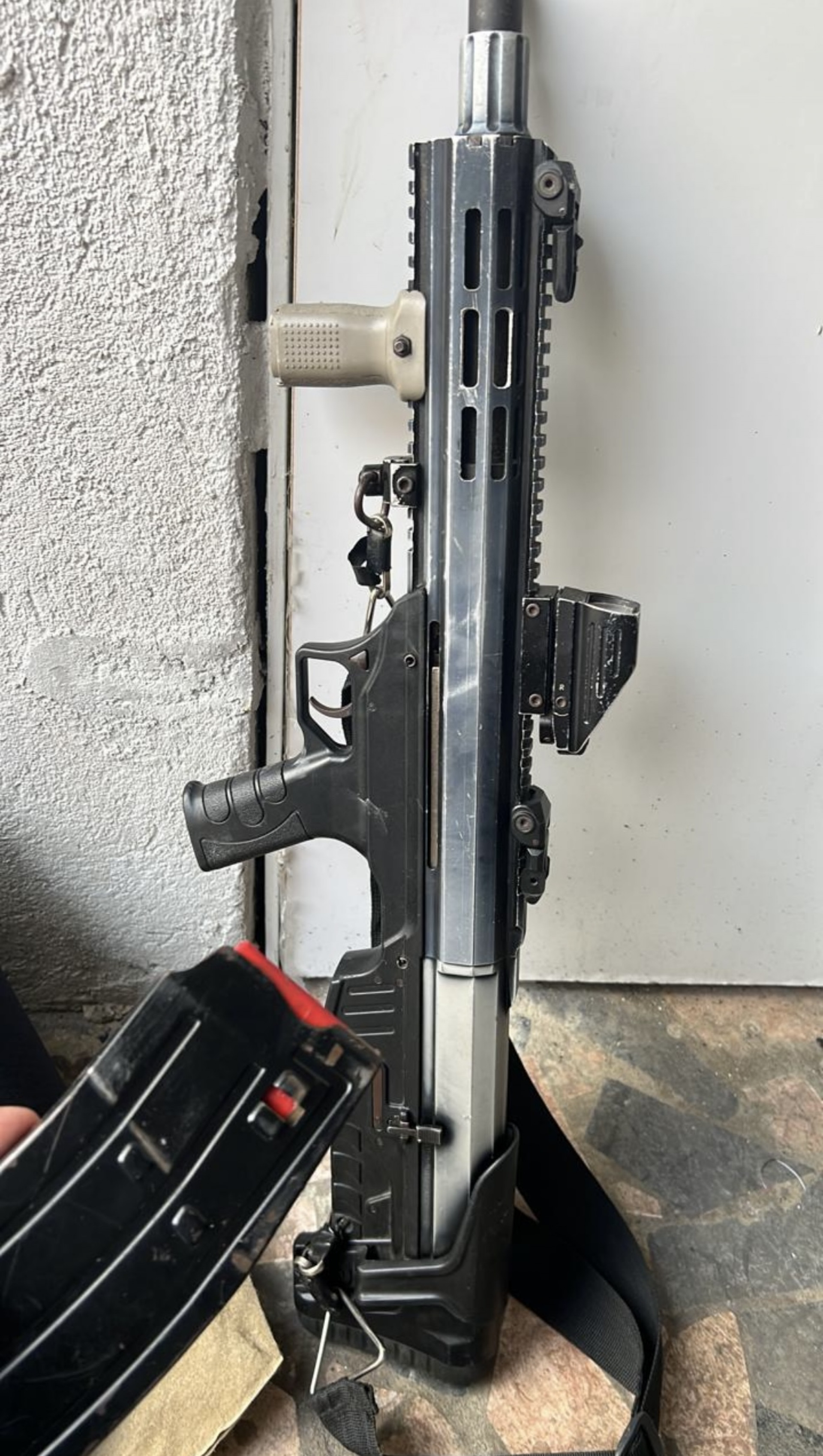 O Bope apreendeu uma espingarda calibre 12 em ação no Complexo da Maré - Divulgação / PMERJ