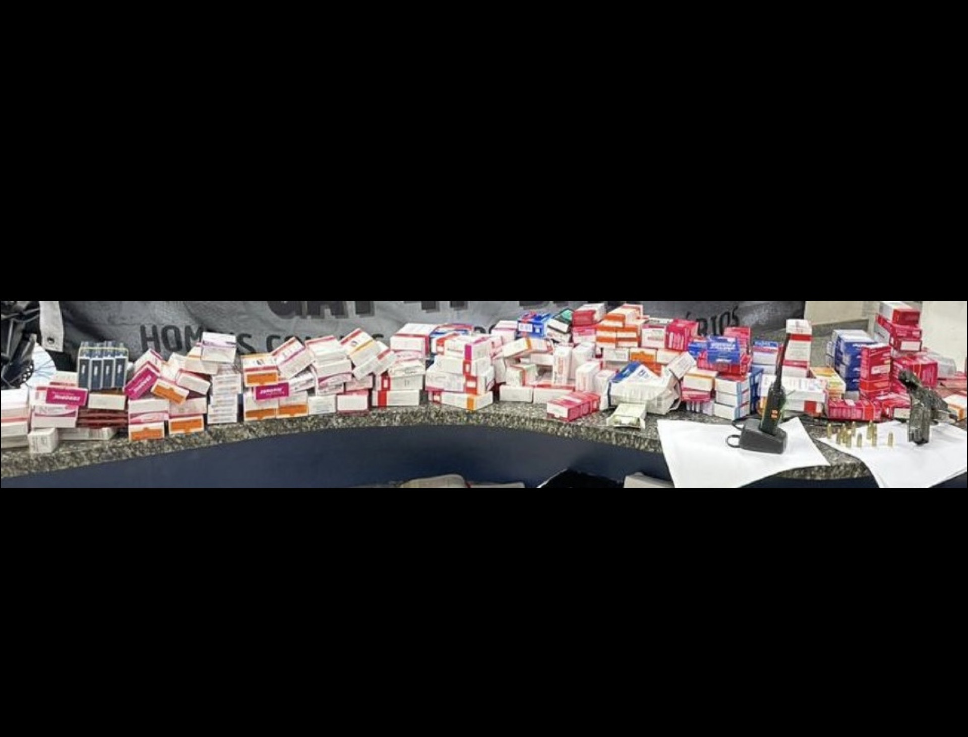 Além de uma pistola e um rádio comunicador, grande quantidade de medicamentos foi apreendida em operação na comunidade da Ficap, na Zona Norte - Divulgação / PMERJ