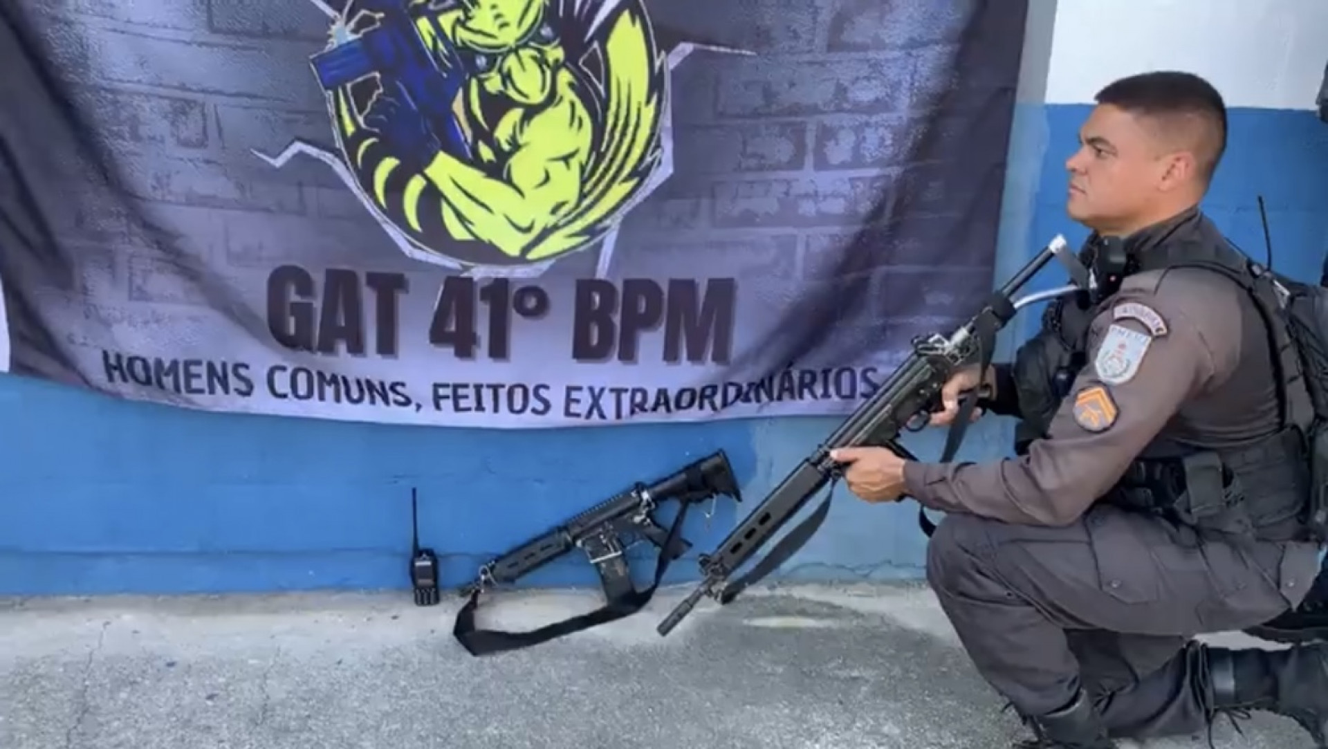 Policiais que realizam uma operação no Complexo da Pedreira, na Zona Norte, apreenderam um fuzil e um rádio comunicador - Divulgação / PMERJ