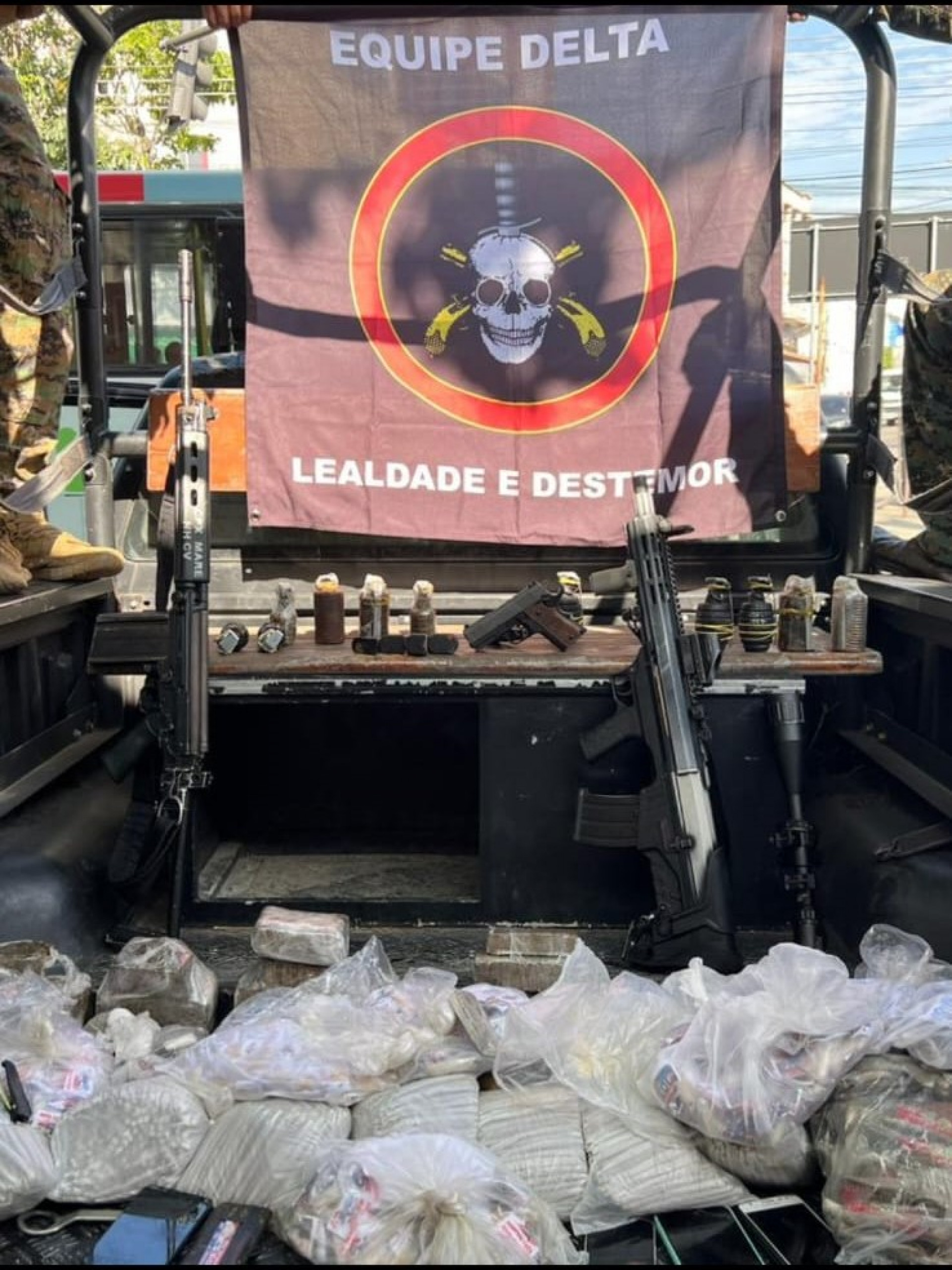 Além de uma espingarda, o Bope apreendeu um fuzil, uma pistola e 11 granadas na operação do Complexo da Maré - Divulgação / PMERJ