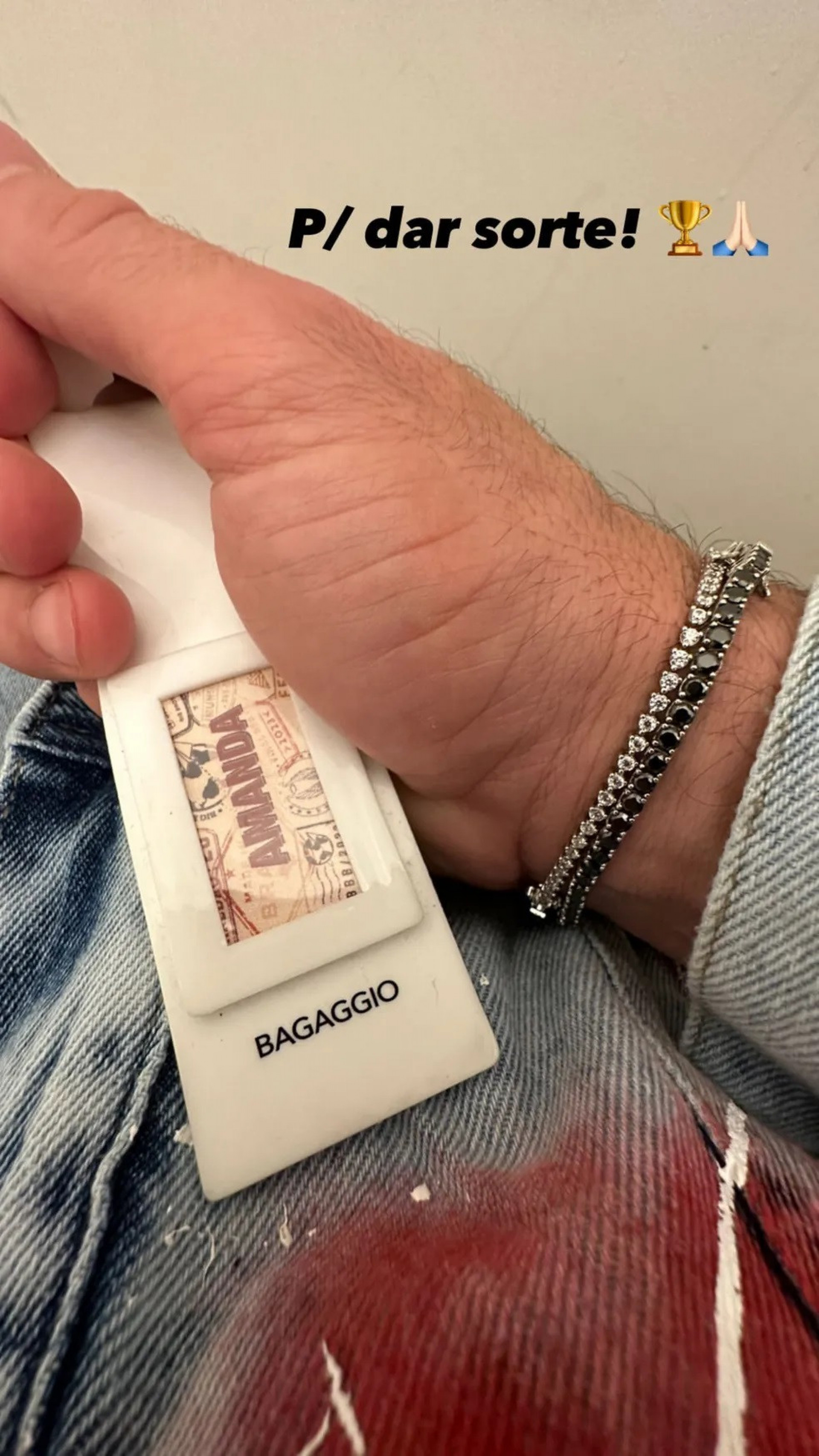 Cara de Sapato posta com a tag que Amanda colocou na mala dele antes de o lutador deixar a casa do 'BBB 23' - Reprodução Internet