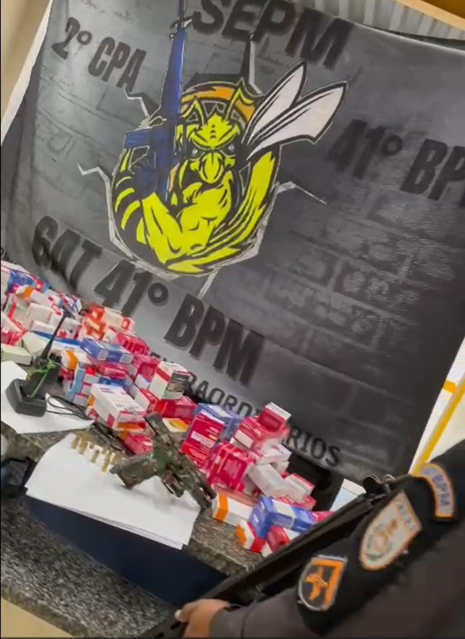 Militares do 41ºBPM (Irajá) recuperaram caixas de medicamentos roubados na comunidade Ficap, no bairro Pavuna - Reprodução