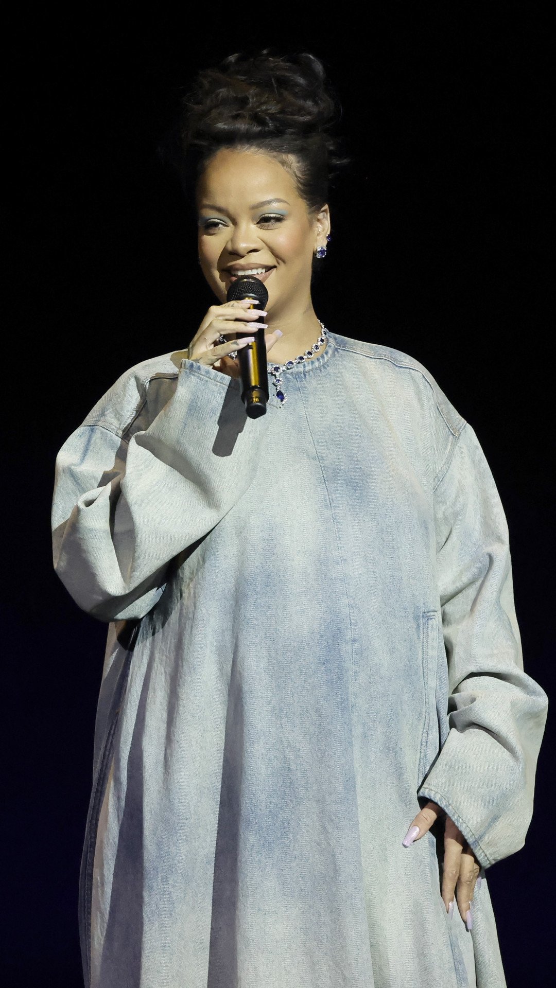 Rihanna Produzindo o Musical dos Smurfs: Tudo Dublado e Composto por Ela