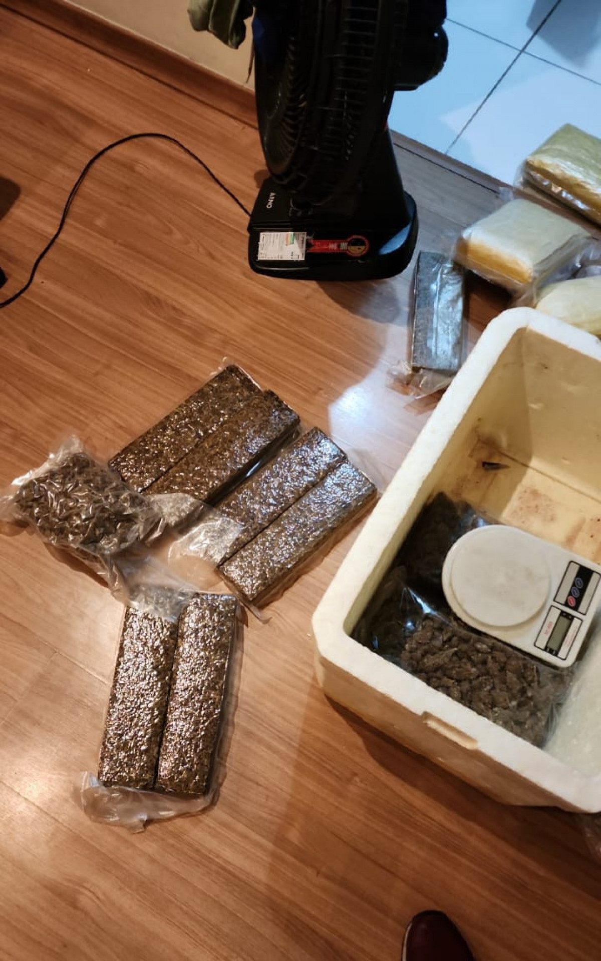 Os agentes encontraram no local grande quantidade de maconha e skank - Divulgação