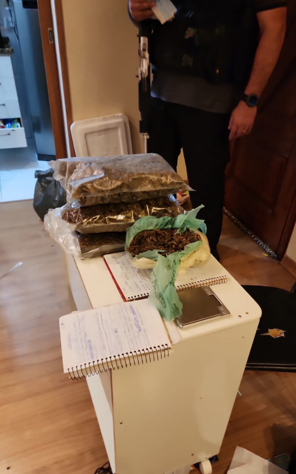 Os agentes encontraram no local grande quantidade de maconha e skank - Divulgação