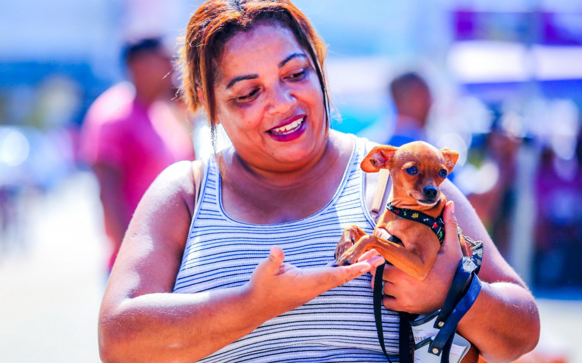 A moradora de Nova Aurora, Id&eacute;cia Correia, levou seus cachorros para vacinar