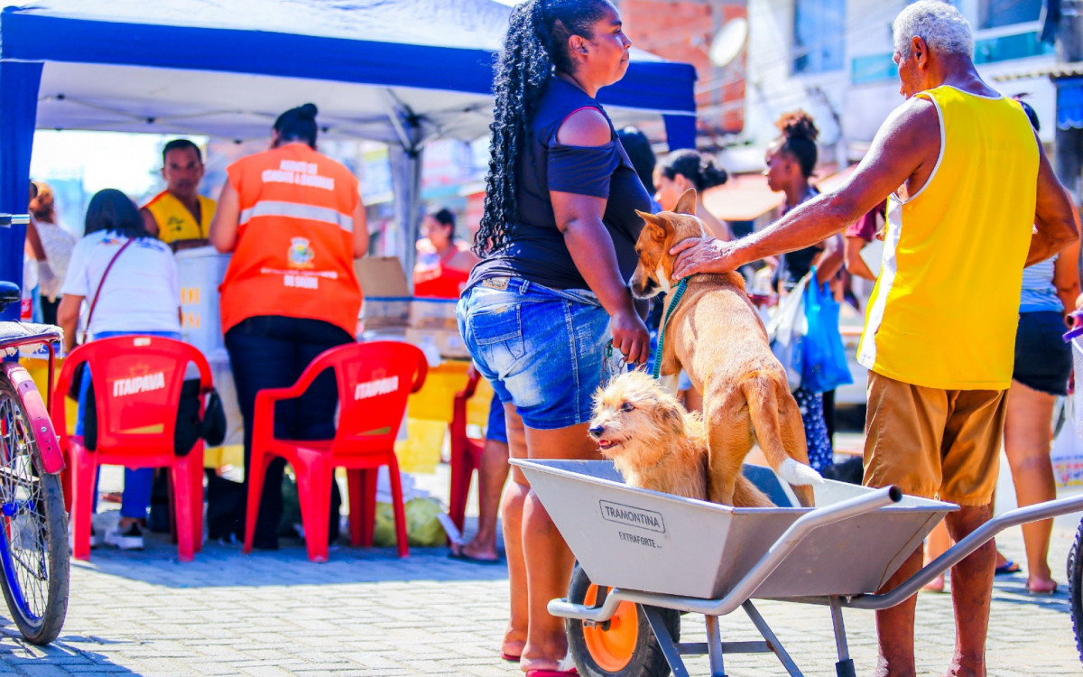 Rosiane Nascimento aproveitou a oportunidade e levou dois cachorros para vacinar