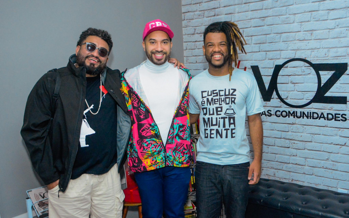 Gil do Vigor posou com o ativista Raul Santiago (esq.) e Rene Silva, em visita ao Complexo do Alemão, nesta quinta-feira