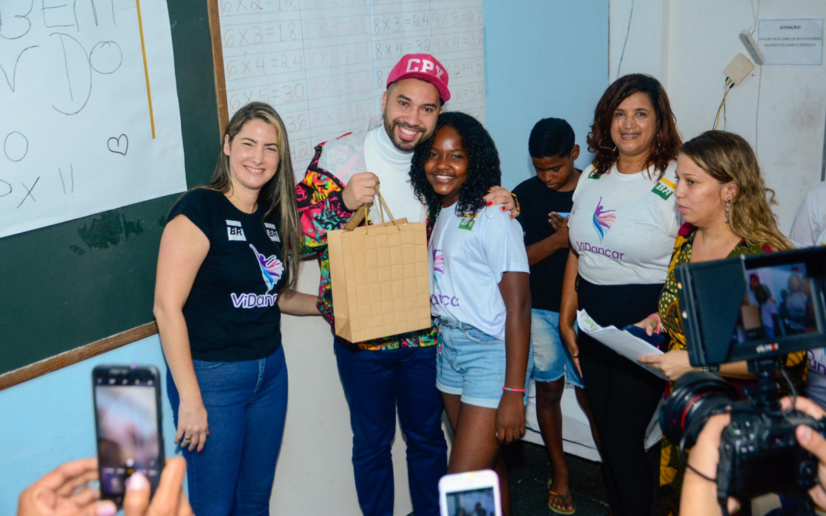 Gil do Vigor posou para fotos após aula de matemática no Complexo de Alemão
