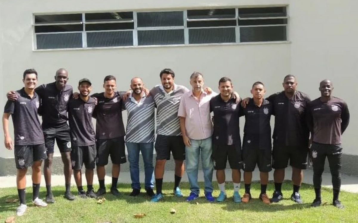 O t&eacute;cnico Diego Brand&atilde;o e a comiss&atilde;o t&eacute;cnica do S&atilde;o Crist&oacute;v&atilde;o