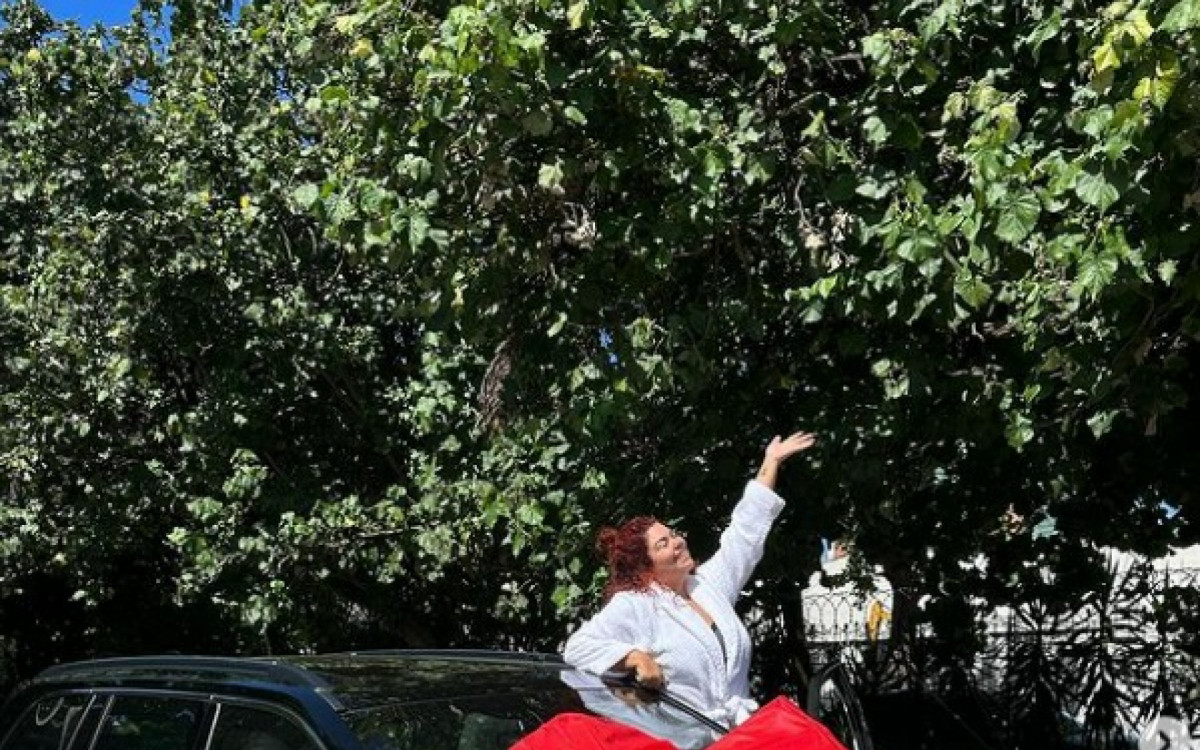 Fabiana Karla mostra seu novo carro nas redes sociais