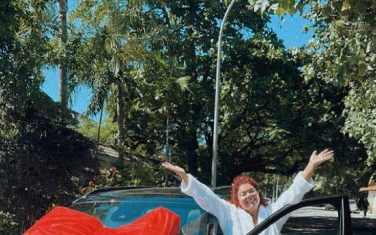 Fabiana Karla mostra seu novo carro nas redes sociais