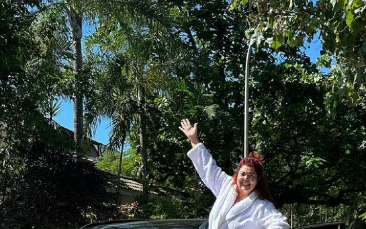 Fabiana Karla mostra seu novo carro nas redes sociais