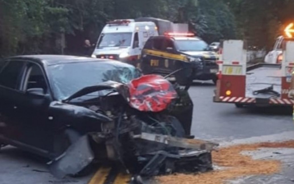 Frente de um dos ve&iacute;culos destru&iacute;dos com a colis&atilde;o