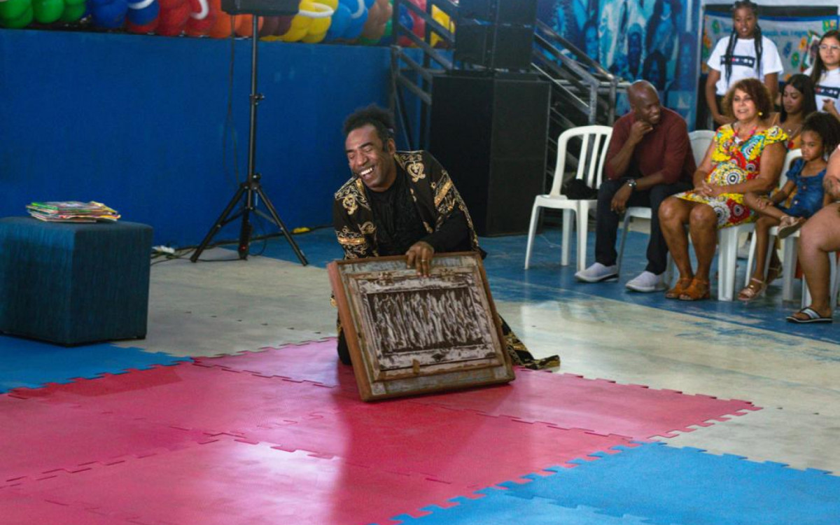 O evento foi uma homenagem ao autor Ot&aacute;vio J&uacute;nior, vencedor do pr&ecirc;mio Jabuti em 2020 na categoria infantil