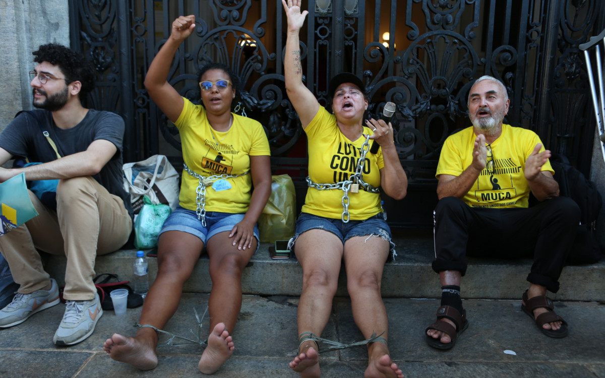 Manifestantes se acorrentam &agrave; porta da C&acirc;mara em protesto pelo fim da viol&ecirc;ncia na fiscaliza&ccedil;&atilde;o 
