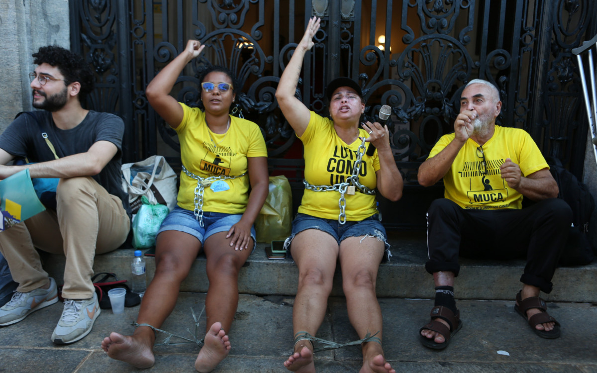 Manifestantes se acorrentam &agrave; porta da C&acirc;mara em protesto pelo fim da viol&ecirc;ncia na fiscaliza&ccedil;&atilde;o 
