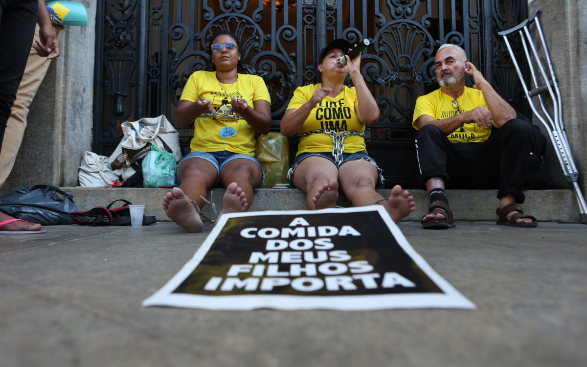 Camel&ocirc;s acorrentados na porta da C&acirc;mara Municipal do Rio de Janeiro. Na foto: Aline Ara&uacute;jo, com Maria de Lourdes, conhecida como Maria dos Camel&ocirc;s (com microfone).
Local: C&acirc;mara Municipal do Rio de Janeiro, na Cinel&acirc;ndia. Nesta Quinta-Feira (27).