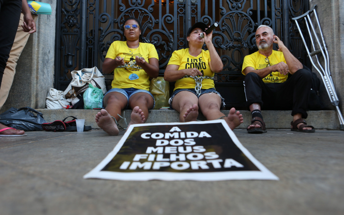 Camel&ocirc;s acorrentados na porta da C&acirc;mara Municipal do Rio de Janeiro. Na foto: Aline Ara&uacute;jo, com Maria de Lourdes, conhecida como Maria dos Camel&ocirc;s (com microfone).
Local: C&acirc;mara Municipal do Rio de Janeiro, na Cinel&acirc;ndia. Nesta Quinta-Feira (27).