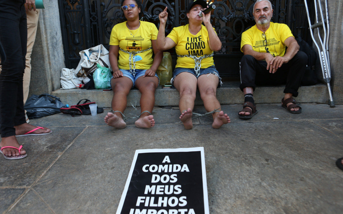 Manifestantes se acorrentam &agrave; porta da C&acirc;mara em protesto pelo fim da viol&ecirc;ncia na fiscaliza&ccedil;&atilde;o 