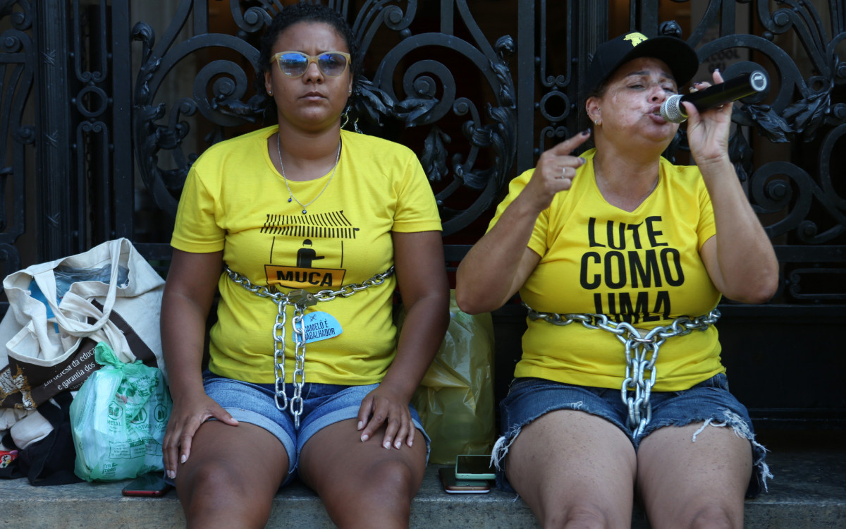 Camel&ocirc;s acorrentados na porta da C&acirc;mara Municipal do Rio de Janeiro. Na foto: Aline Ara&uacute;jo, com Maria de Lourdes, conhecida como Maria dos Camel&ocirc;s (com microfone).
Local: C&acirc;mara Municipal do Rio de Janeiro, na Cinel&acirc;ndia. Nesta Quinta-Feira (27). - Cl&eacute;ber Mendes/Ag&ecirc;ncia O Dia