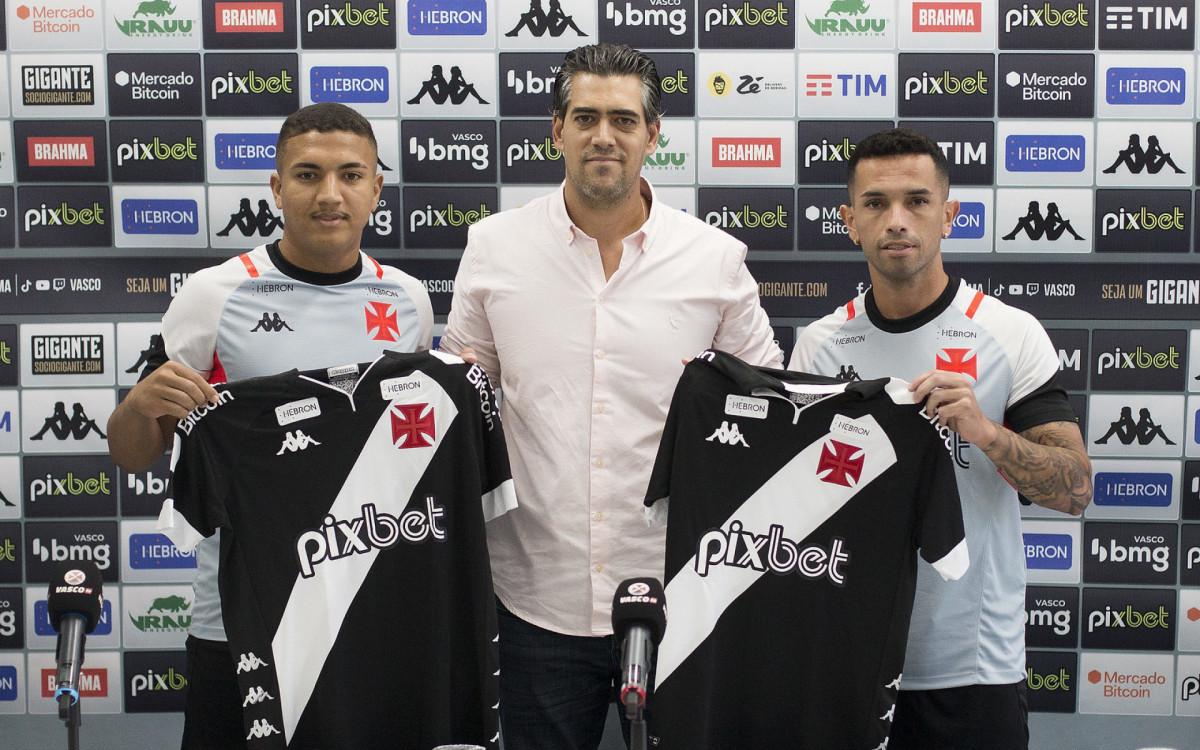 Mateus Carvalho (E) e Gabriel Carbajal (D) receberam a camisa do Vasco do diretor Paulo Bracks