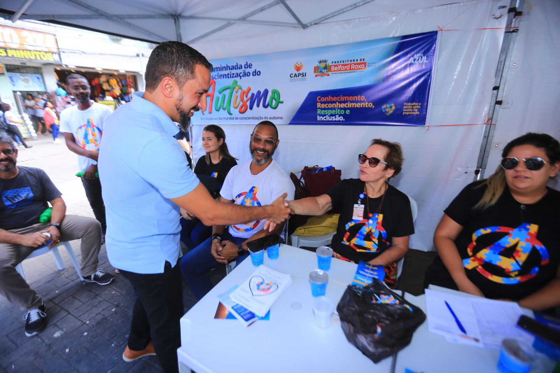 Secret&aacute;rio Fl&aacute;vio Gon&ccedil;alves percorreu as tendas do evento na pra&ccedil;a - Rafael Barreto / PMBR