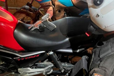 Dupla é presa com arma e moto roubada em avenida de Meriti