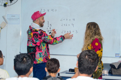 Gil do Vigor dá aula de matemática para crianças no Complexo do Alemão
