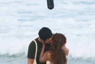 Lucy Alves e Rômulo Estrela gravam cenas de 'Travessia' em praia do Rio