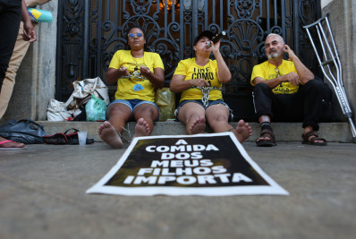 Camelôs se acorrentam a portões da Câmara dos Vereadores em protesto contra a prefeitura