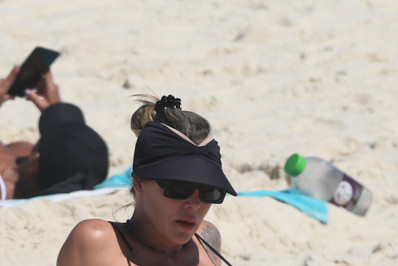 Ex de Adriano Imperador exibe corpo escultural na Praia da Barra da Tijuca