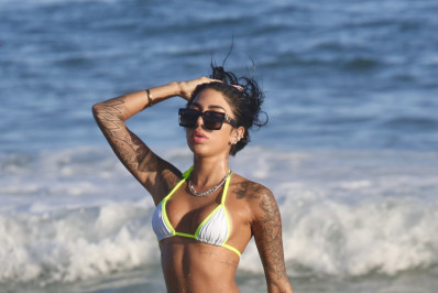 Dhiovanna Barbosa exibe o corpo escultural em praia do Rio