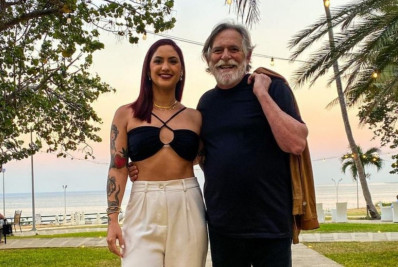 Aos 76, José de Abreu comemora quatro anos de namoro com Carol Junger